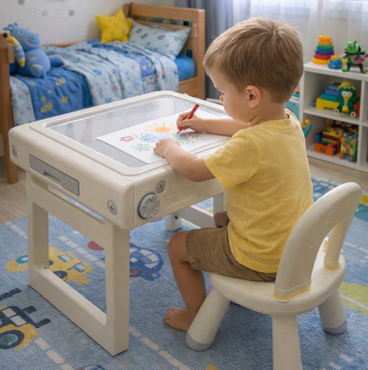 Mesa con niño dibujando en su cuarto