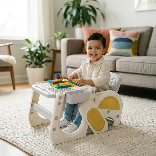 Niño jugando en la mesa con bloques